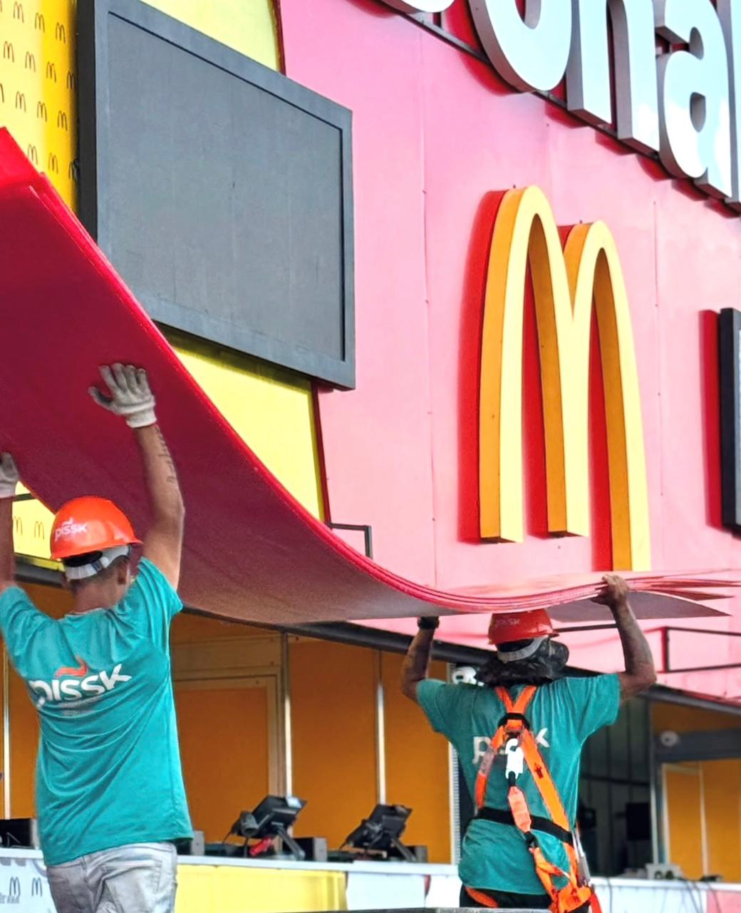 Equipe Pissk em instalação de fachada para grande marca